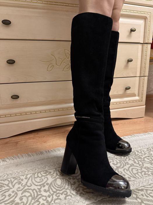 Продам замшевые сапожки Anna Lucci, черного цвета.