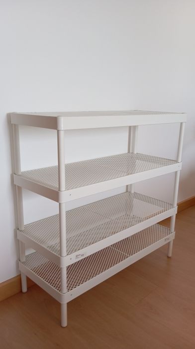 Prateleiras em metal branco