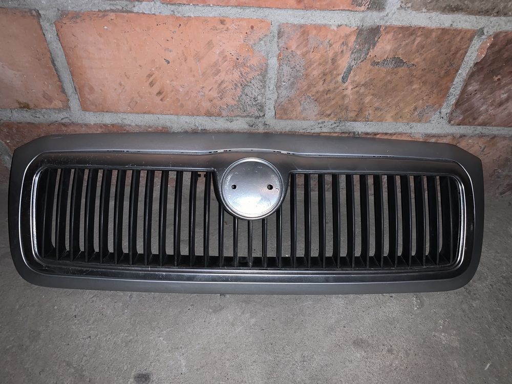 Reflektory oryginalne oraz atrapa grill oraz łańcuchy Skoda Felicja