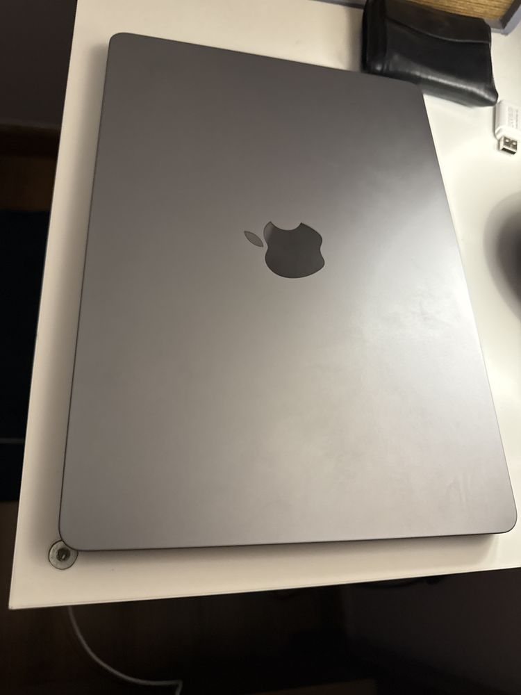 Macbook m3 com menos de um ano de uso