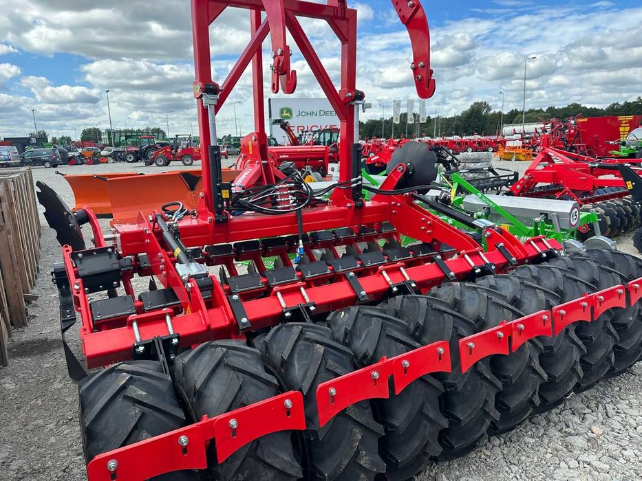 Agregat uprawowo-siewny półzawieszany z wałem opon. COMBIDISC OZDOKEN