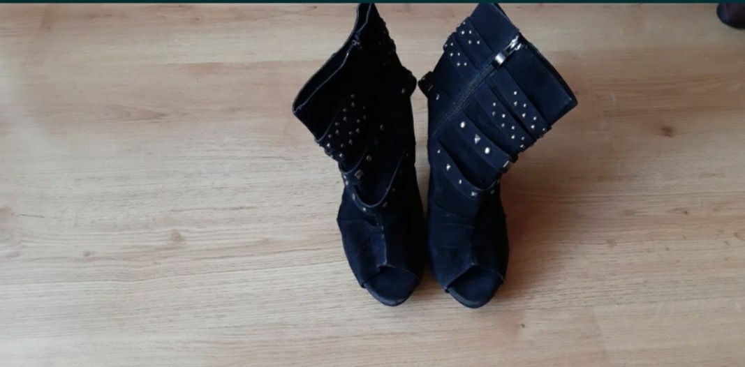 Zamszowe buciki 40