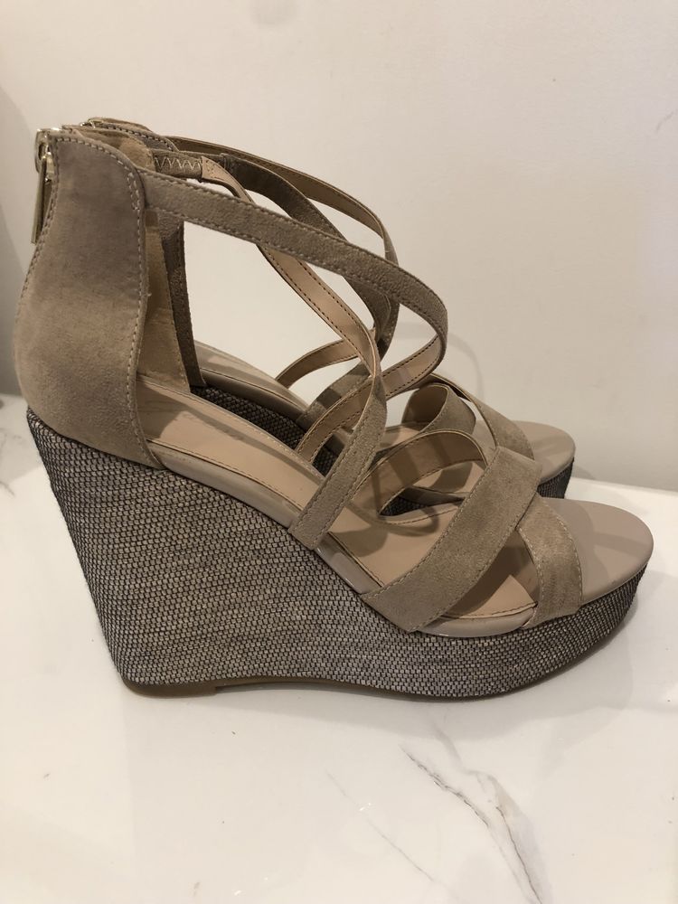Buty na koturnie Guess