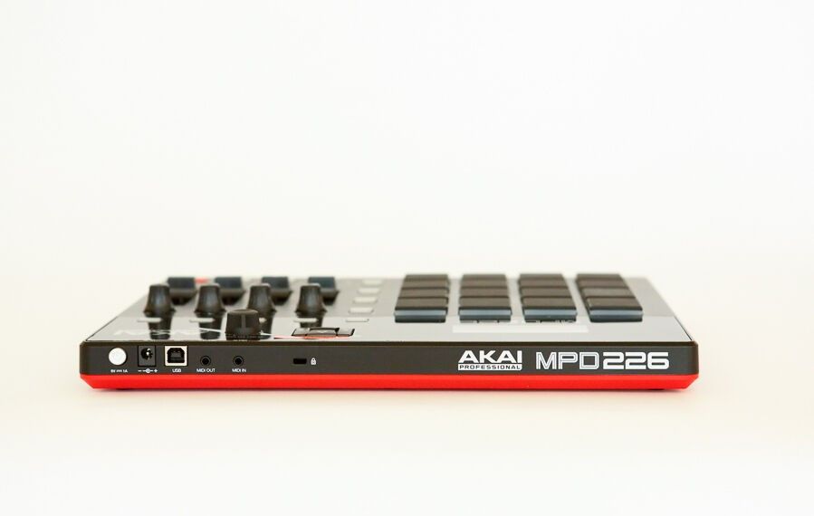 Продам Akai MPD226