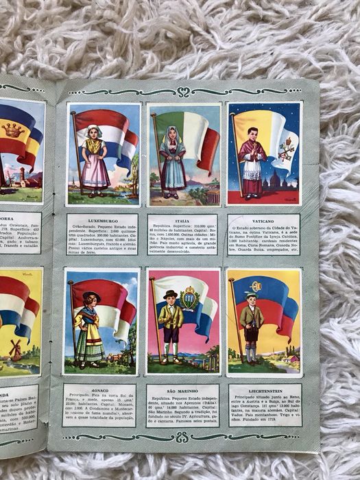 Caderneta de Cromos "Bandeiras do Universo" / completa