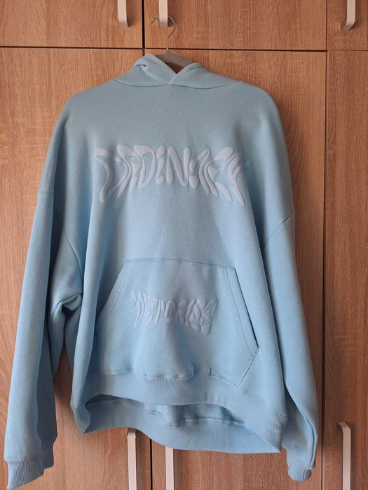 Błękitna bluza z kapturem i wypukłym nadrukiem House L