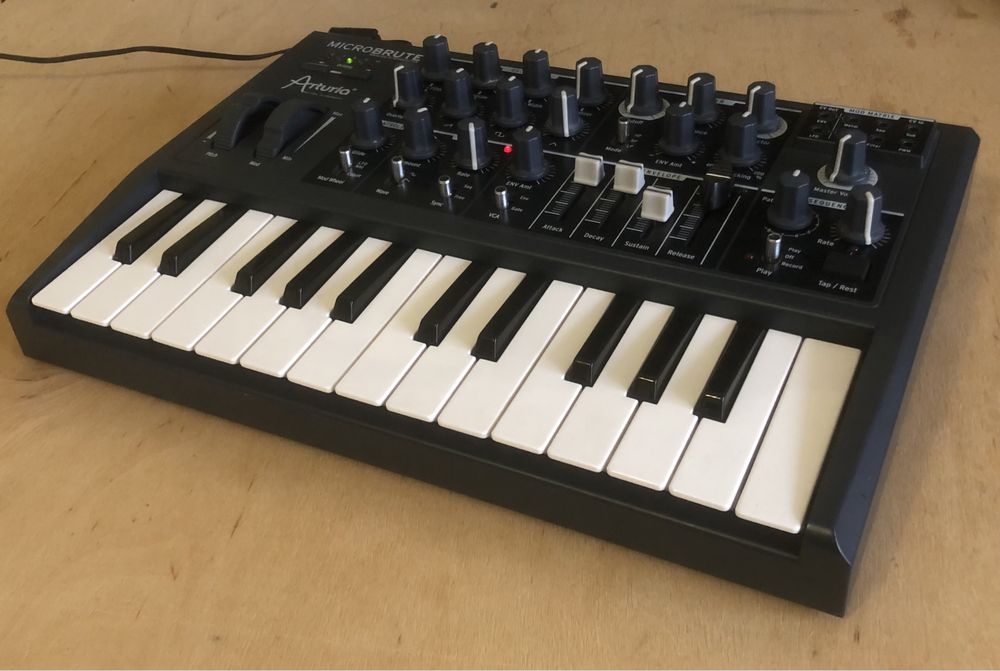 Продам аналоговый синтезатор Arturia Microbrute.