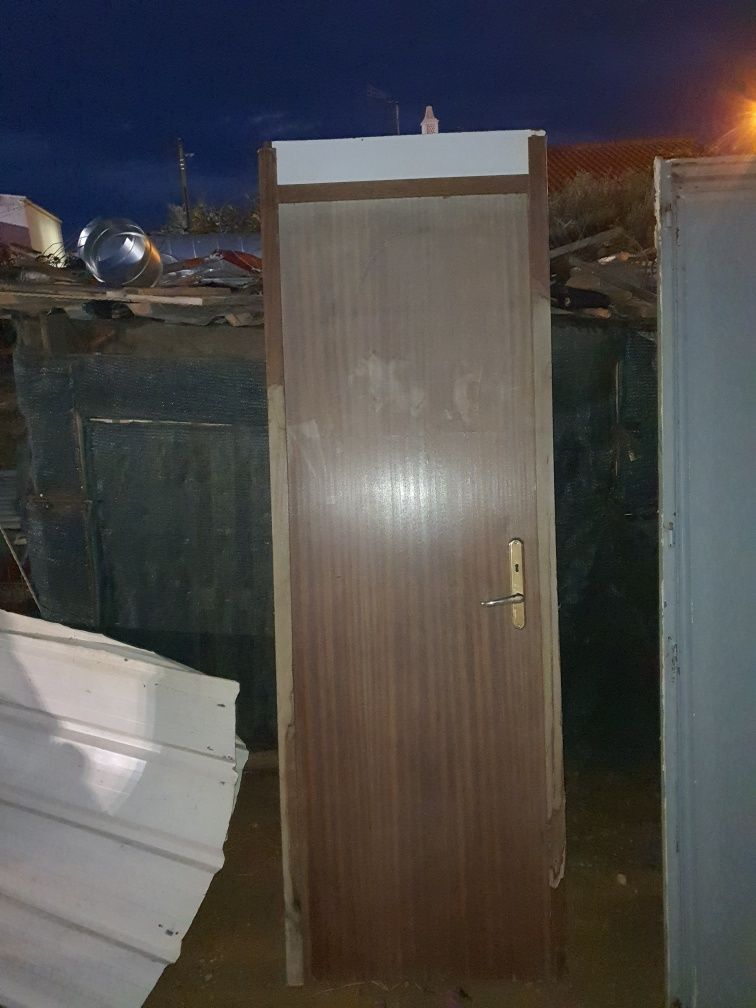 Porta em madeira e metal