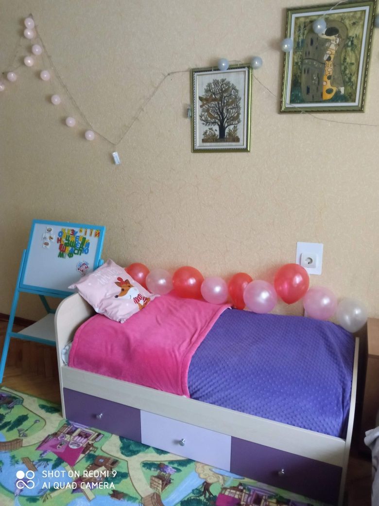Кроватка дитяча з матрацом практична і стильна