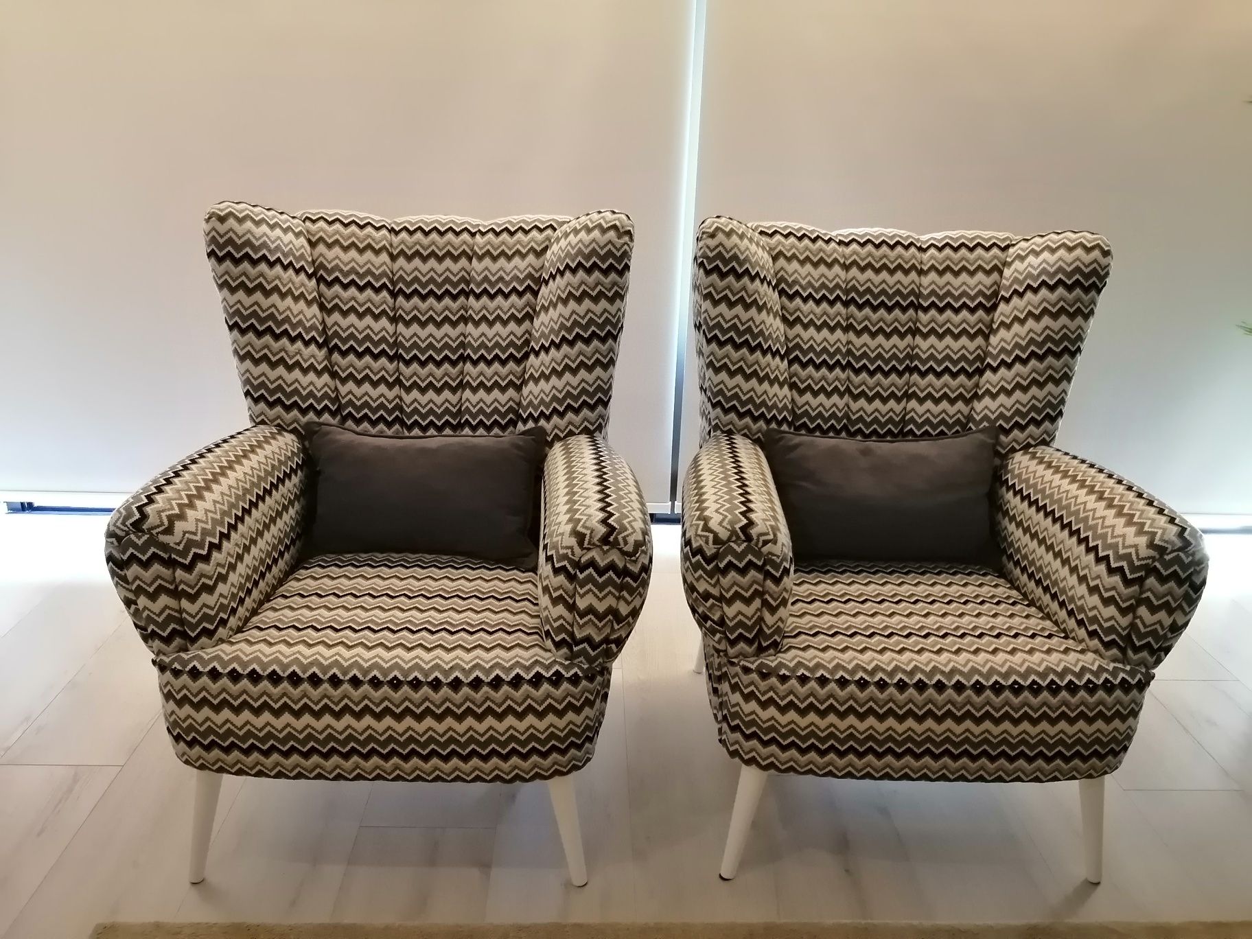 2 cadeirões novos em tons de cinza