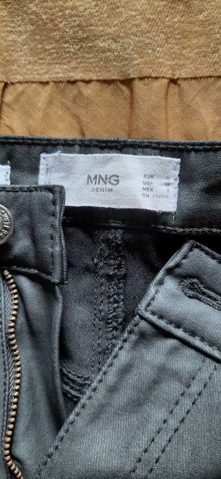 Calças em tecido cerado