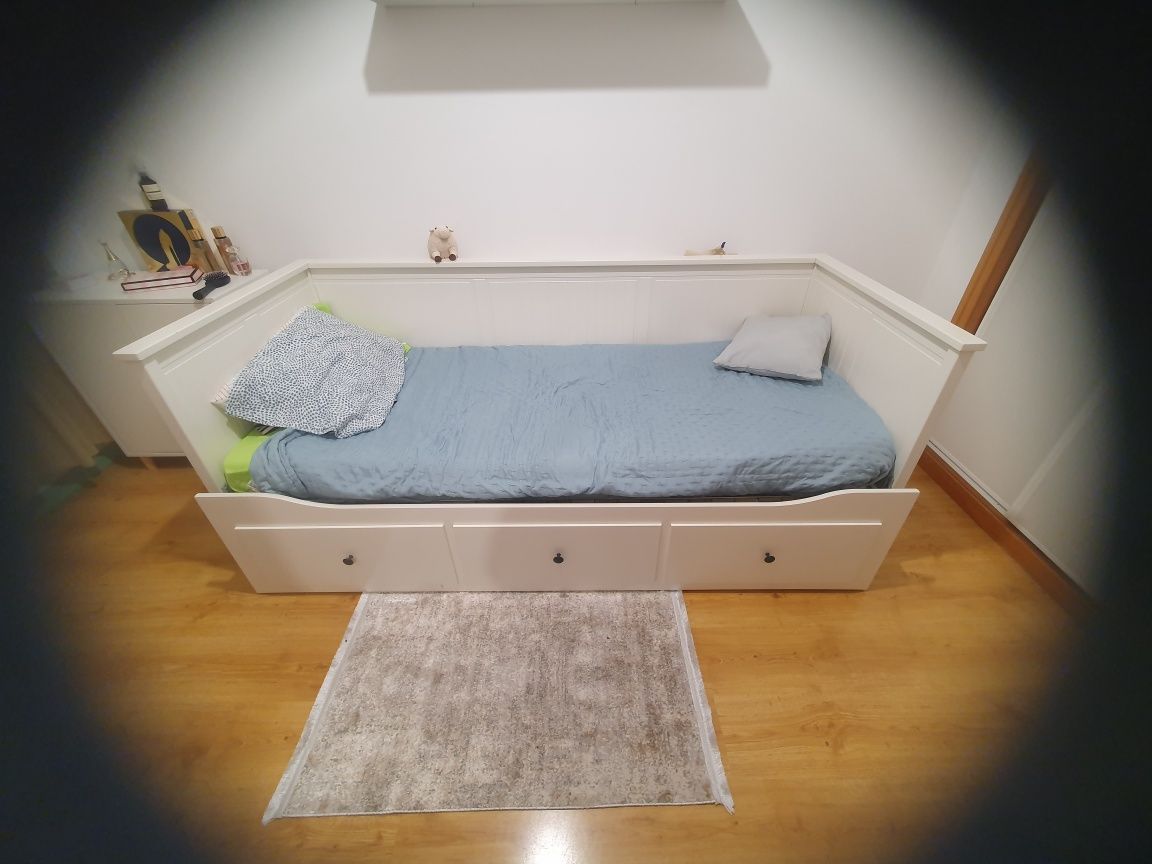 Cama ikea Hemes com 2 colchões