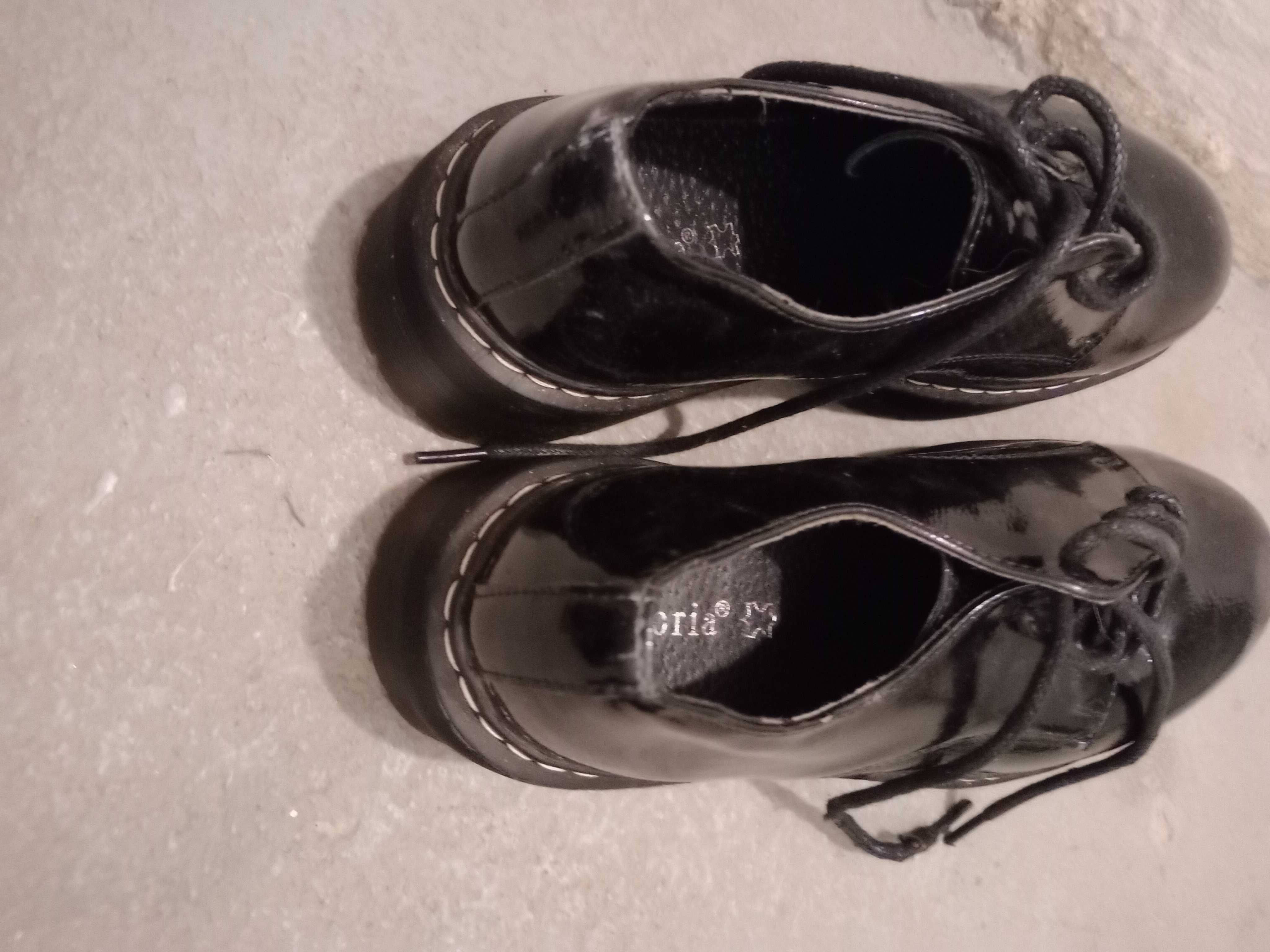 Pół glany czarne lakierowane pół buty skórzane Aotoria rozm 37