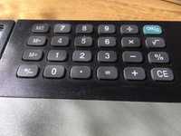 Kalkulator wbudowany w podkładkę pod mysz komputerową