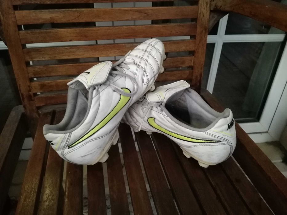 Chuteiras com pitons tênis sapatilhas para futebol da Nike Tiempo