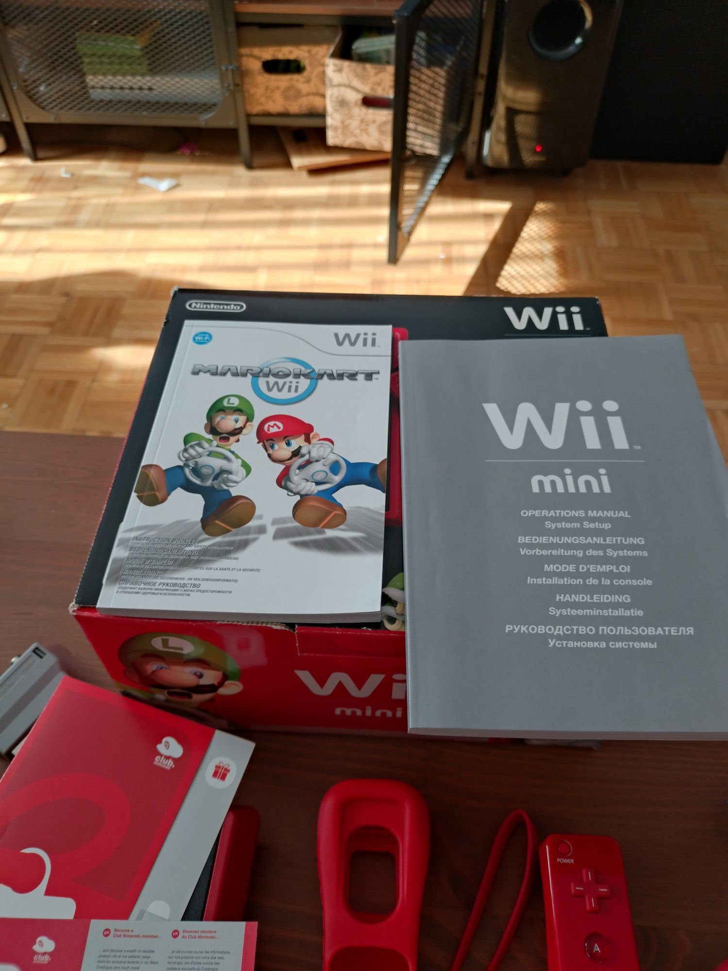 Konsola Nintendo Wii mini w stanie kolekcjonerskim.

- konsola w stani