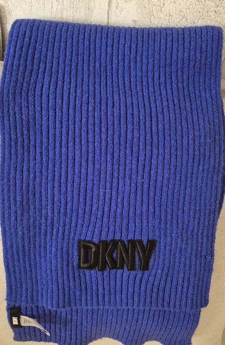 Ciepły chabrowy szal damski.