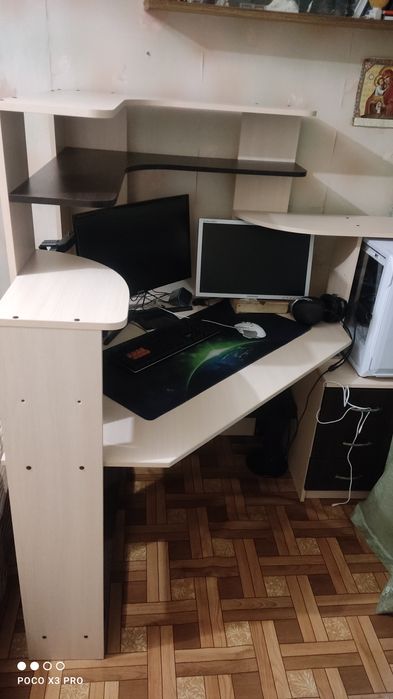 Продам угловой стол (Срочно)