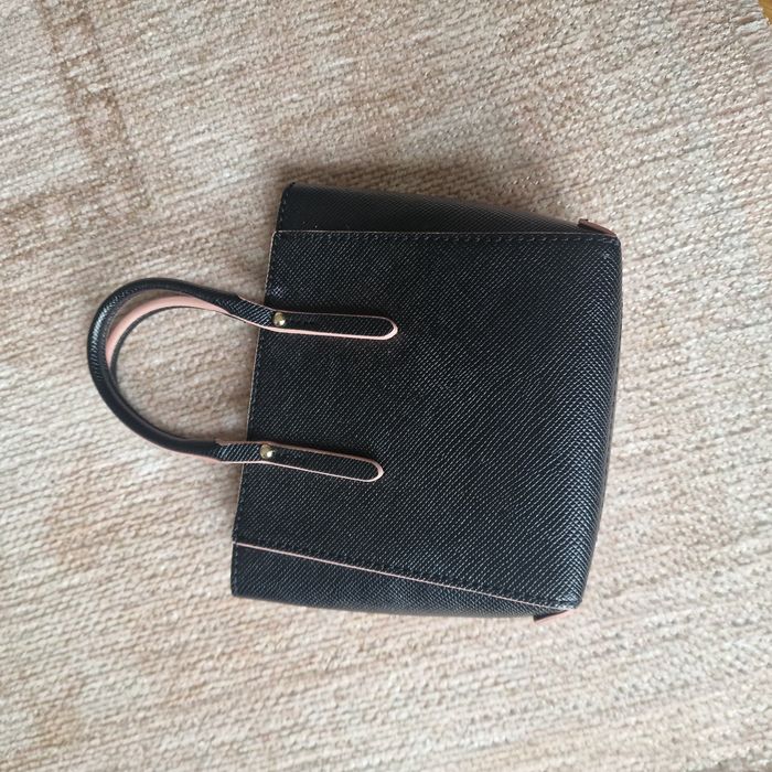 Guess mini torebka czarna z aplikacją