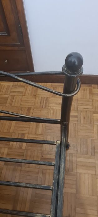 Cama de Casal, em ferro, quase nova, com colchão e cobertor