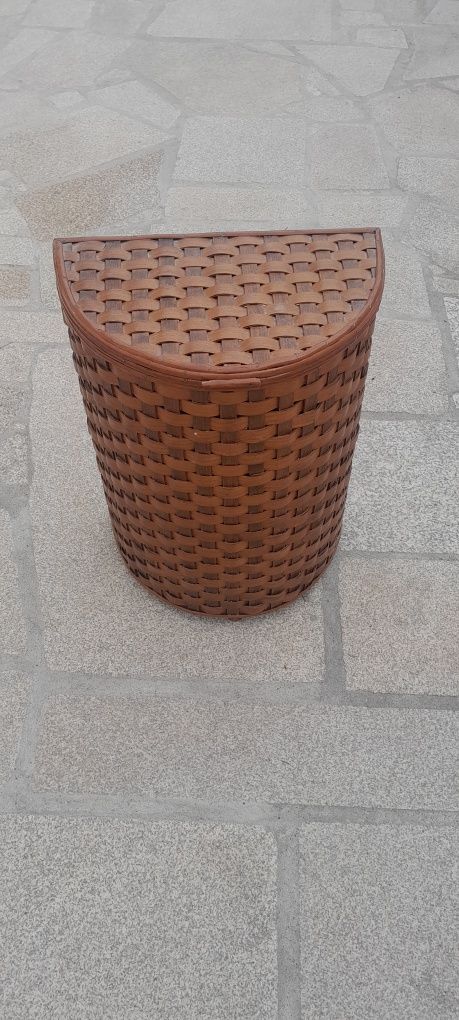 Mesa madeira maciça,  cabide e cesto