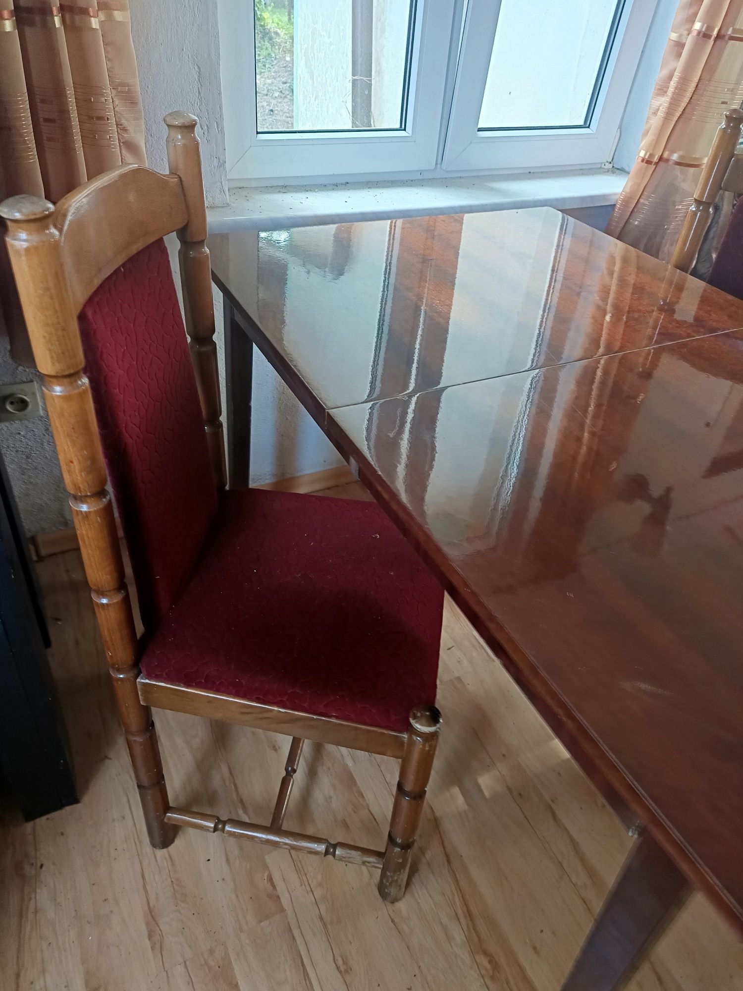 Stół lakierowany i dwa krzesła tapicerowane