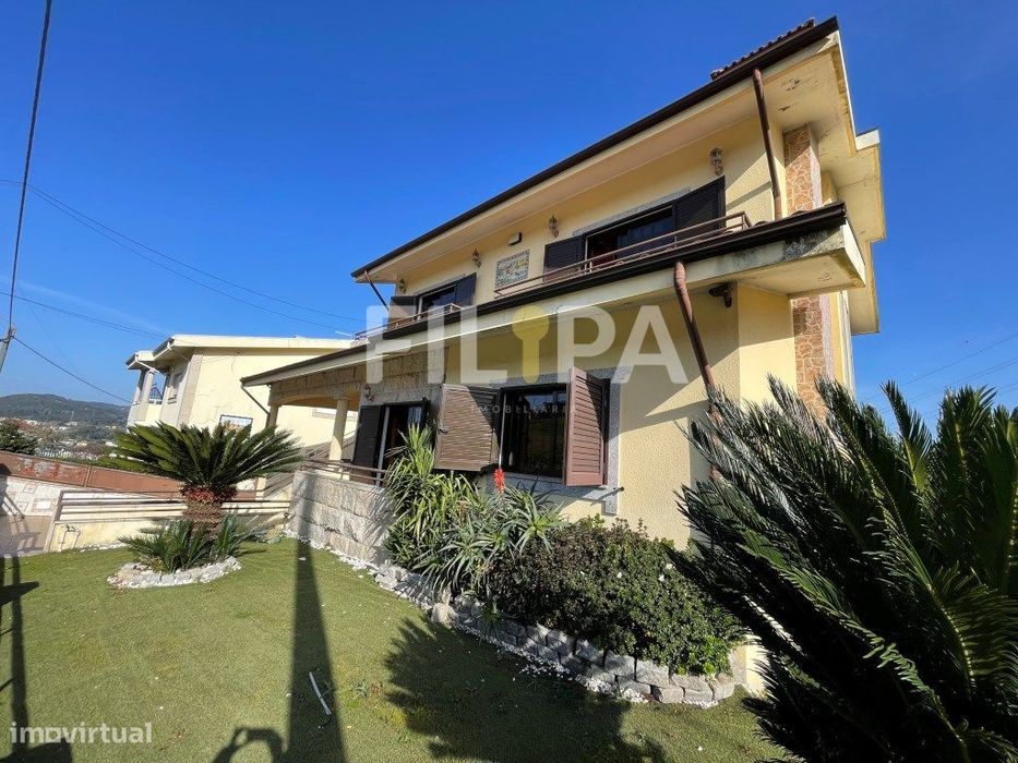 Moradia de 4 frentes com piscina em Campo