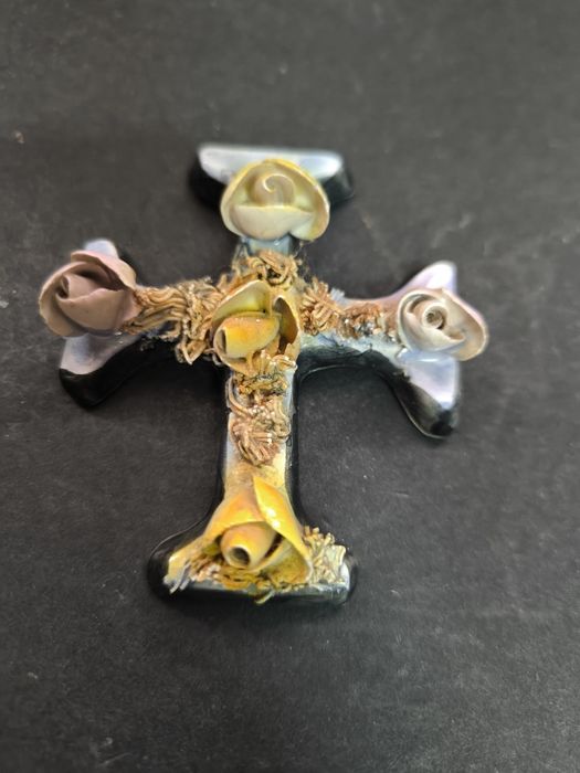 Cruz decorativa com flores