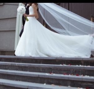 Дизайнерська весільна сукня Daria Karlozi з довгим шлейфом