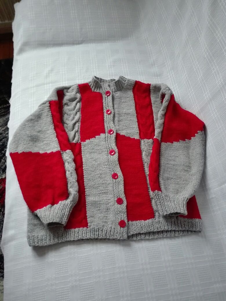 Sweterek włóczkowy rękodzieło szaro-czerwony