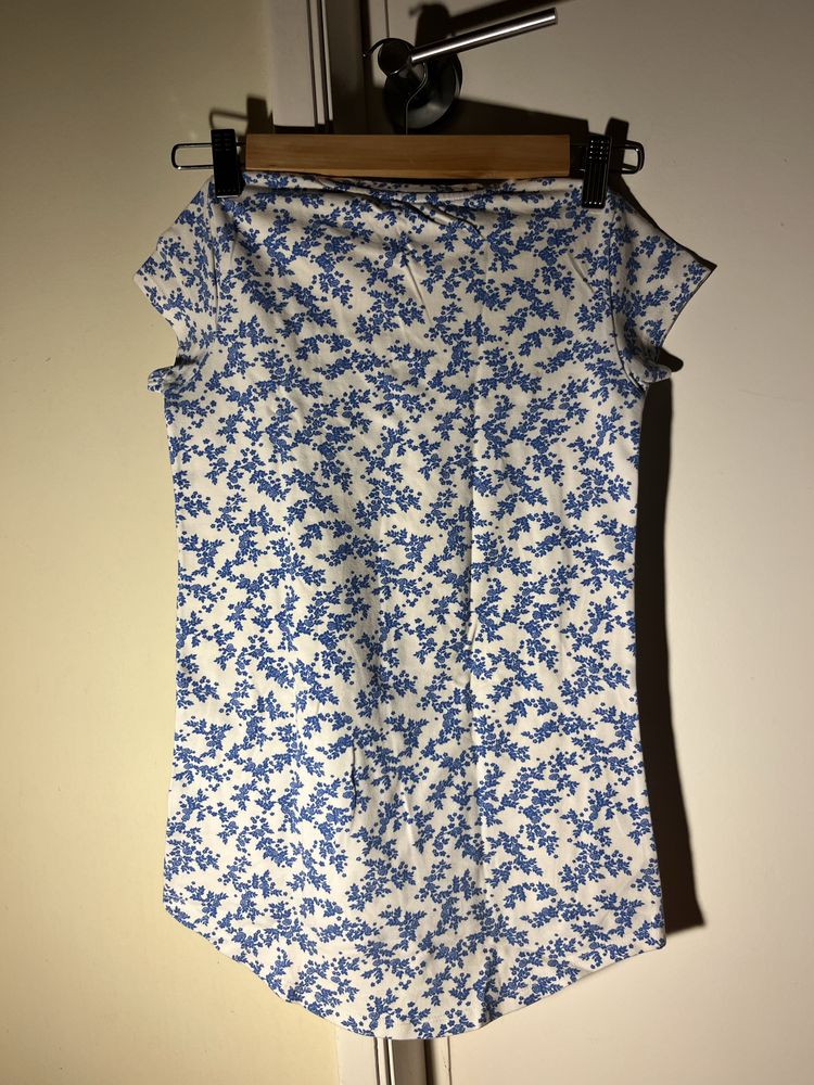 T-shirt azul e branca da Benetton