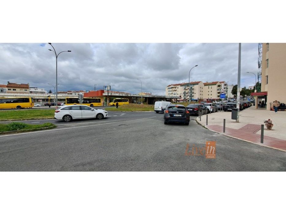 Garagem em Frente da Estação das Mercês - Avenida Miguel Torga