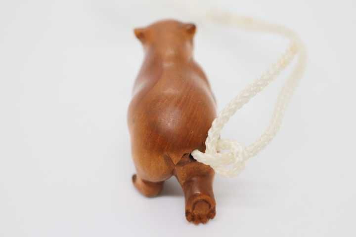 Netsuke em Madeira Esculpida Urso Andando Assinado