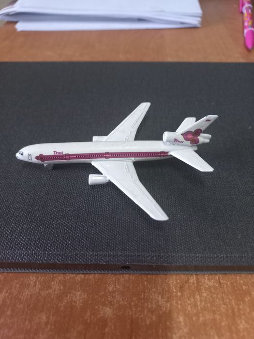 Продам модель самолета DUGLAS DС10  350грн.