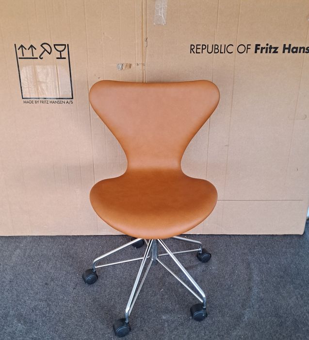 Fotel Fritz Hansen/Arne Jacobsen seria 7 skóra cognakkóra