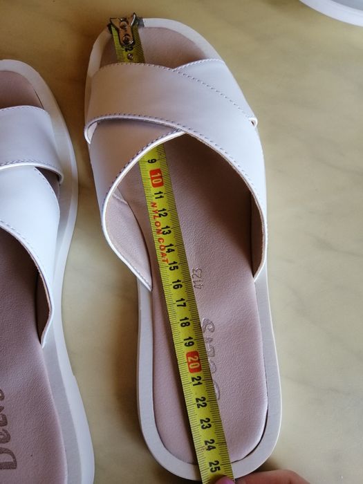 Жіночі шльопанці білі