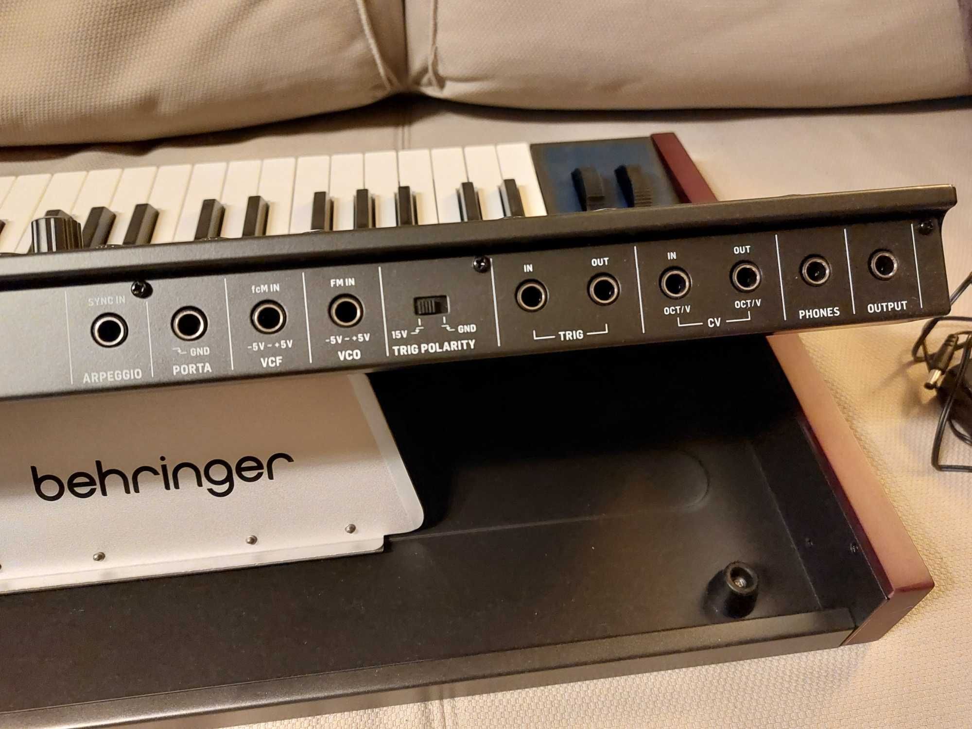 Behringer Monopoly - syntezator analogowy w idealnym stanie