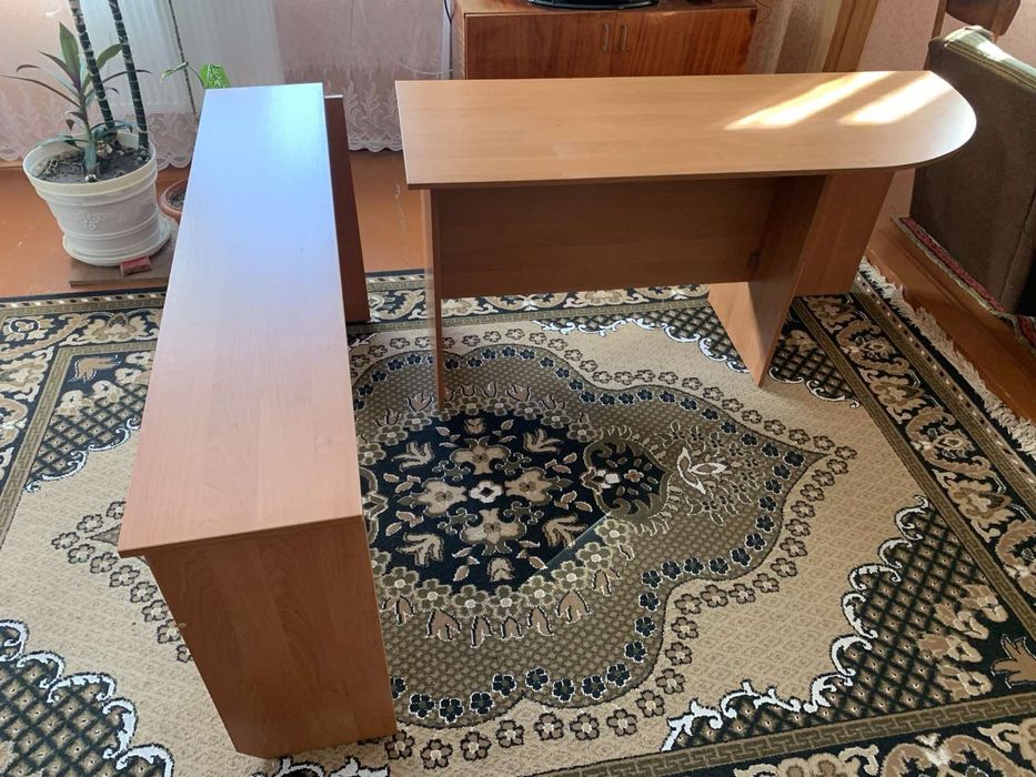 Стіл письмовий із приставкою