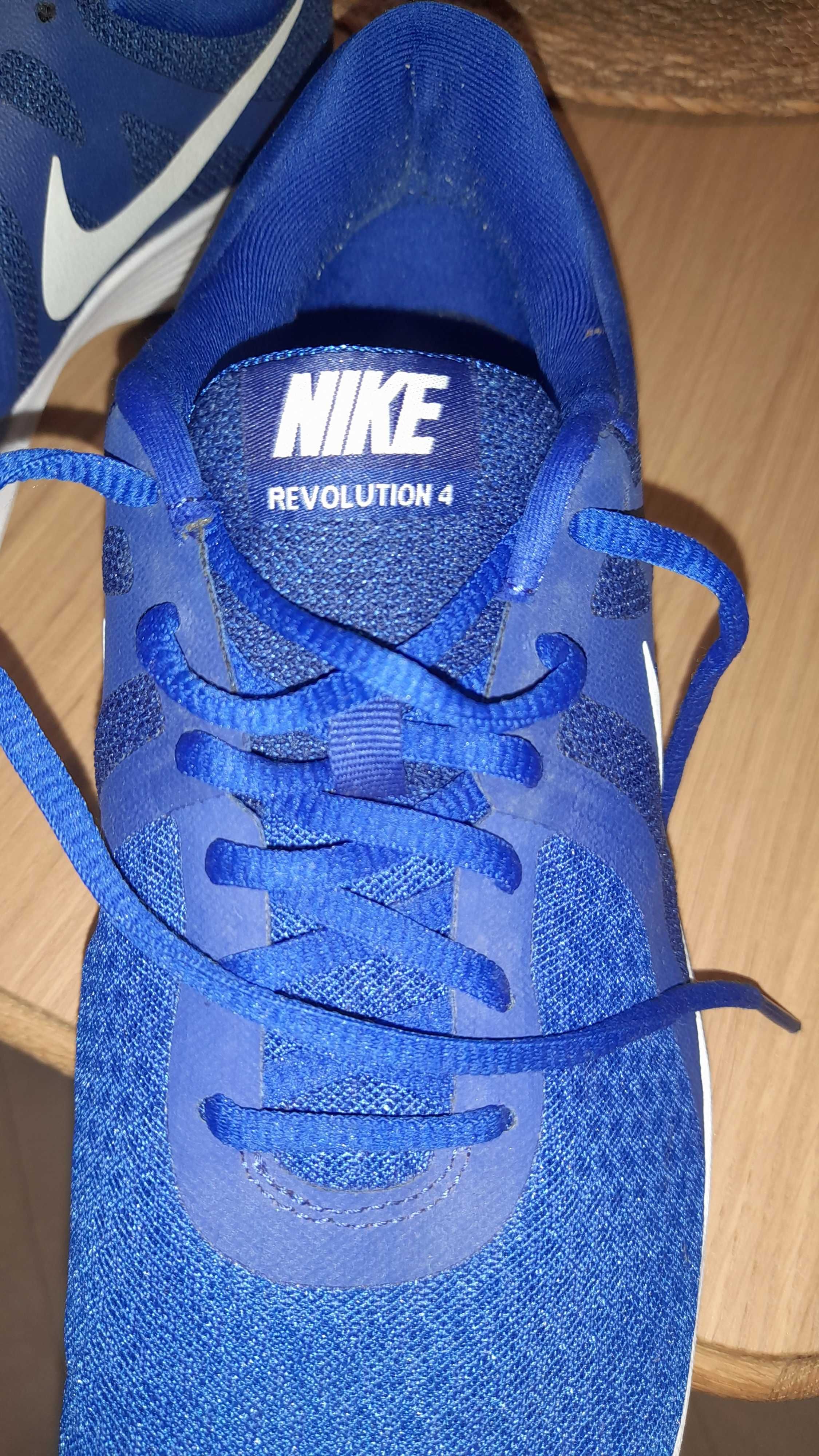 Nike revolution 4