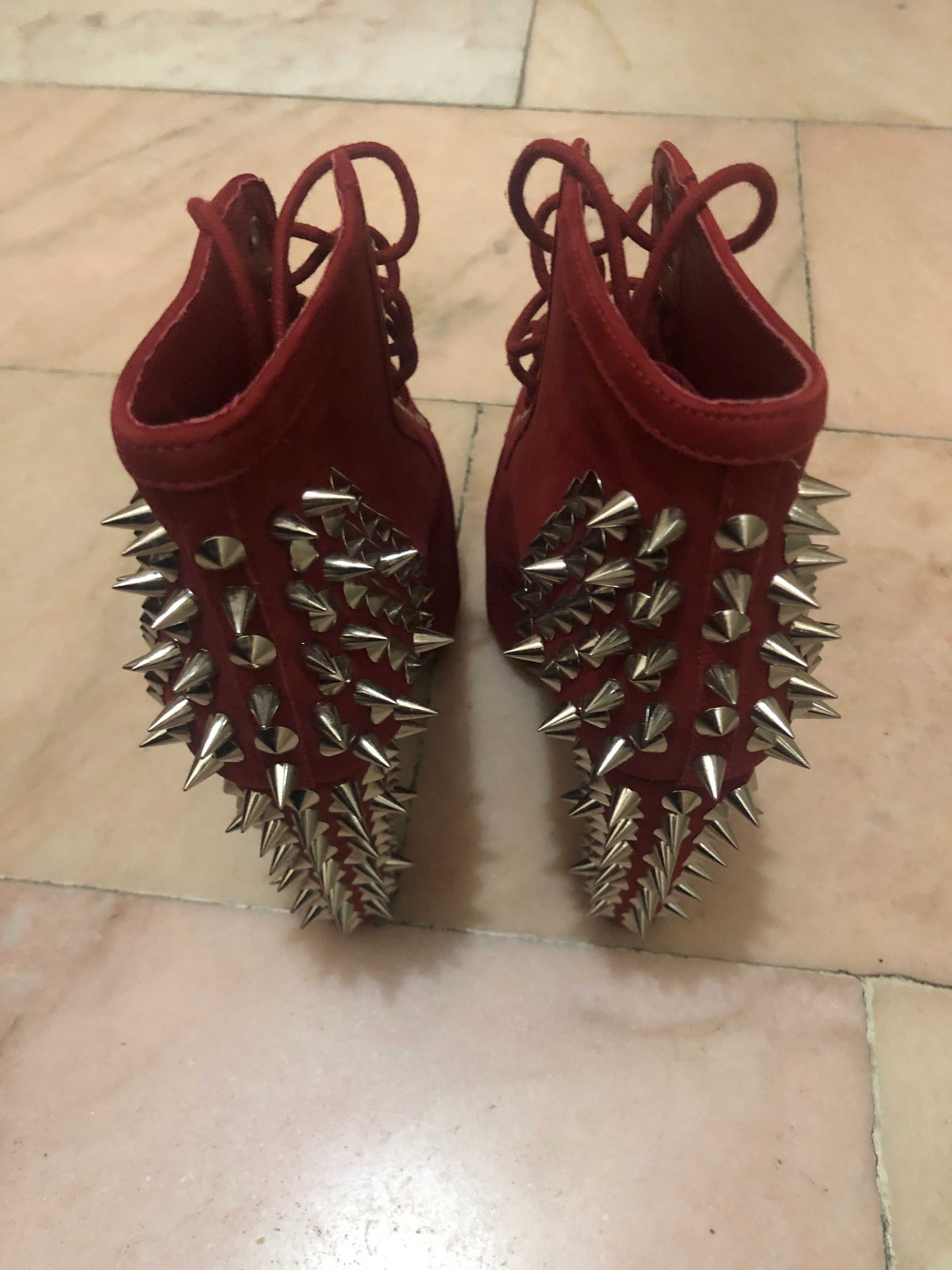 Botas em Pele com Espinhos Jeffrey Campbell