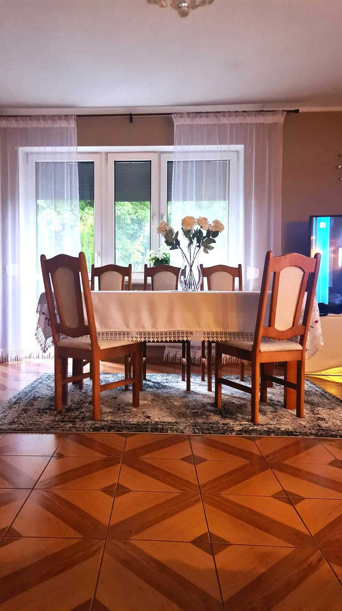 Elegancki, solidny stół do salonu