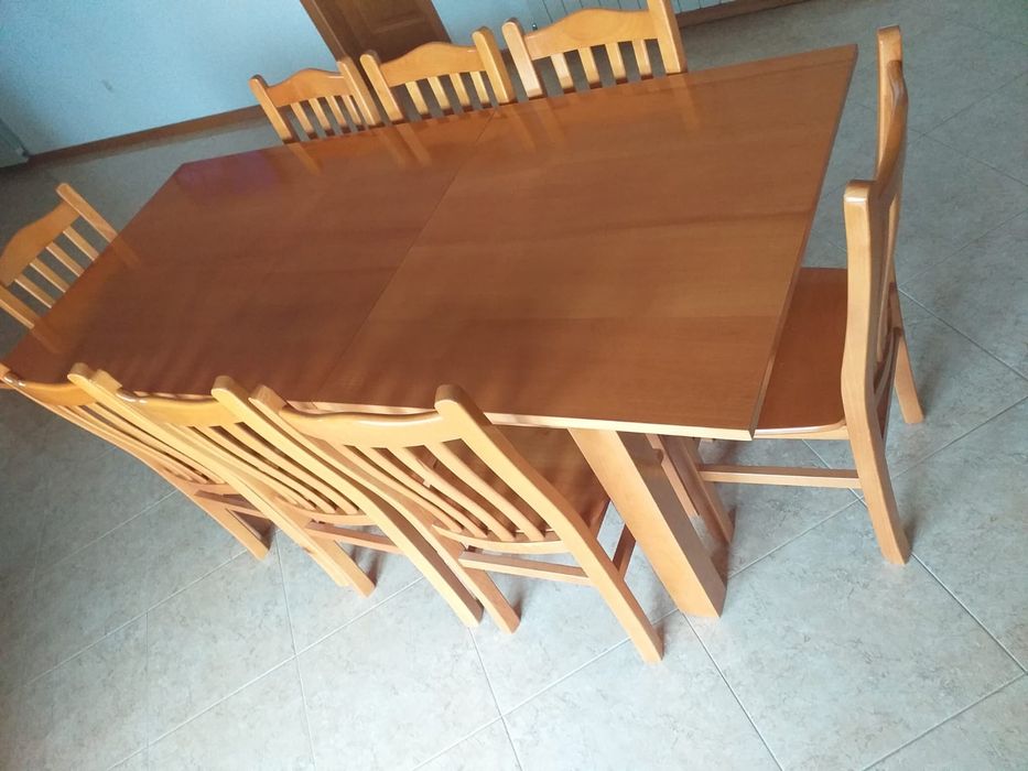 Vendo mesa 1.6x90  aberta fica vou 2 metros e 8 cadeiras
