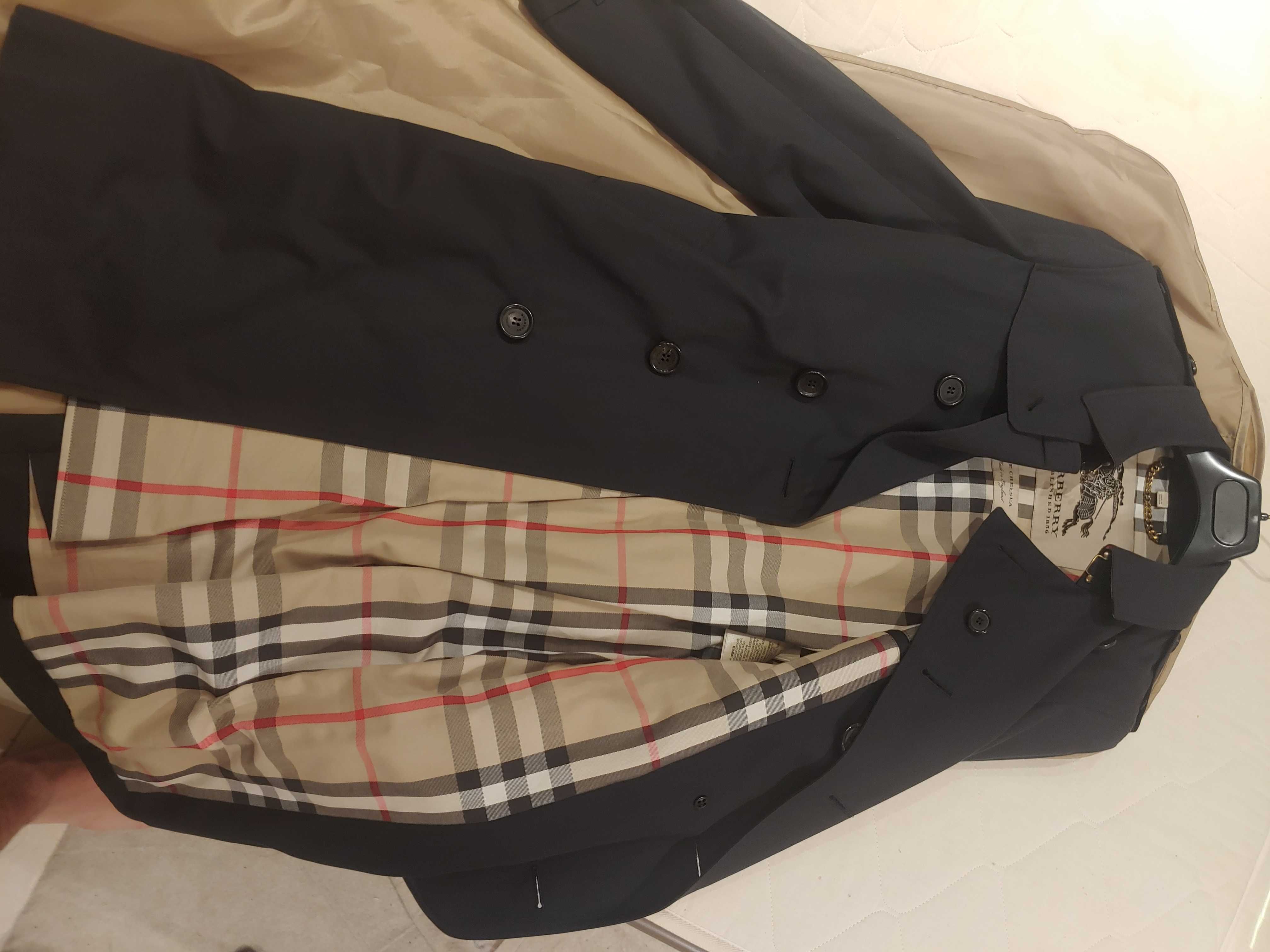 Burberry Chelsea trench coat Men size 50 almost new , wore one time