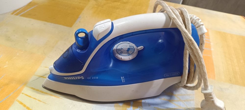 Ferro a vapor Philips, modelo GC 2510.