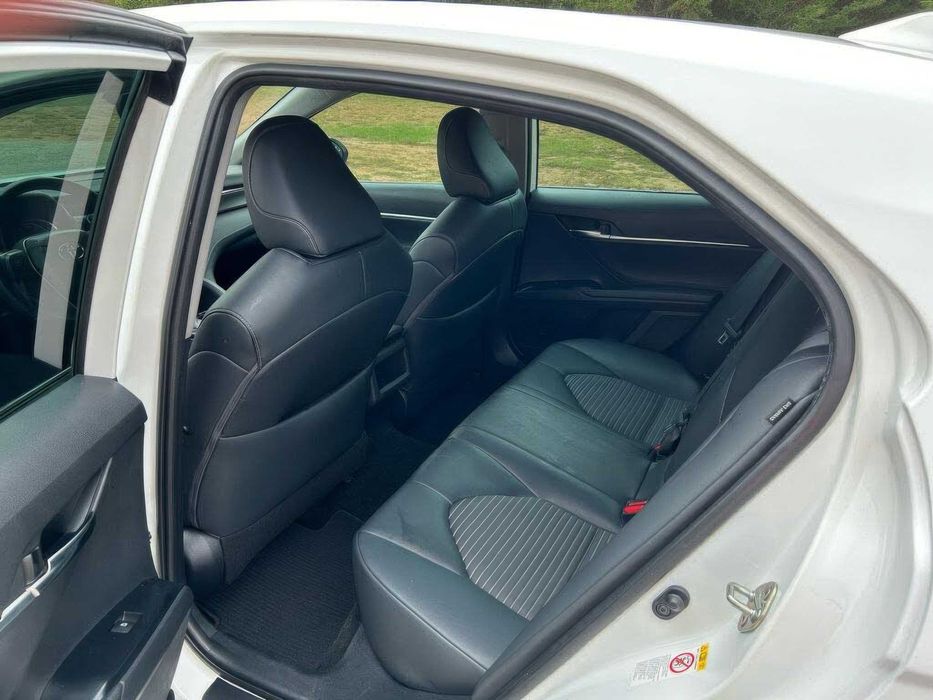 Toyota Camry SE      2020