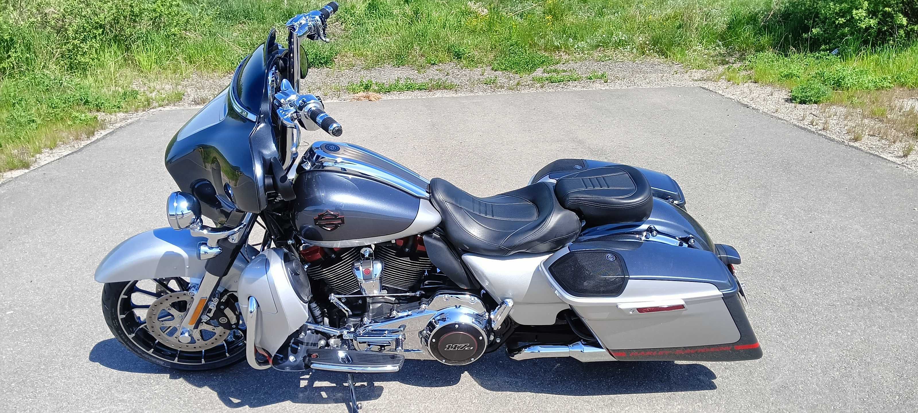 Harley Davidson FLHXSE CVO 117. Elektra. 
Road King FLHXS Road glide.