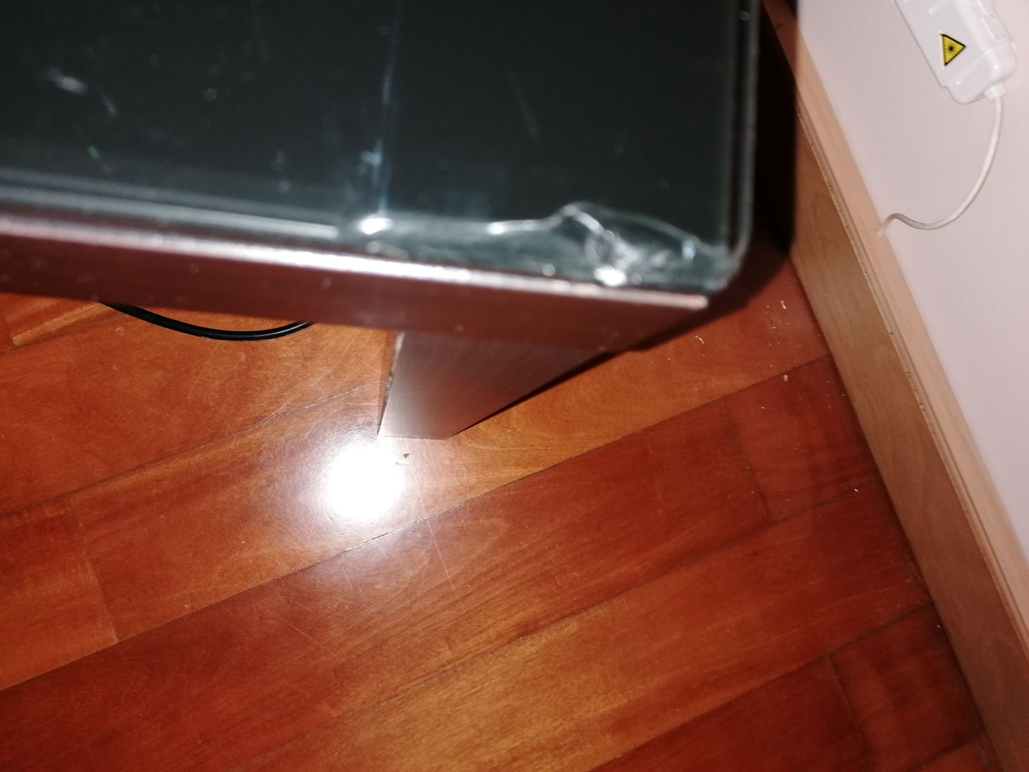 Mesa de apoio ou de canto com tampo de vidro amovível