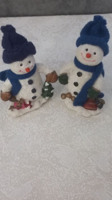 Новогодняя статуэтка снеговик в вязаной шапке с шарфиком Германия