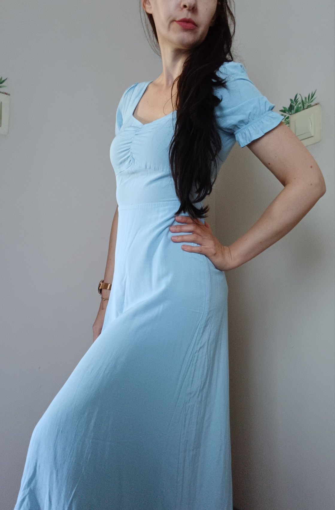 Błękitna sukienka midi z rozcięciem Warehouse