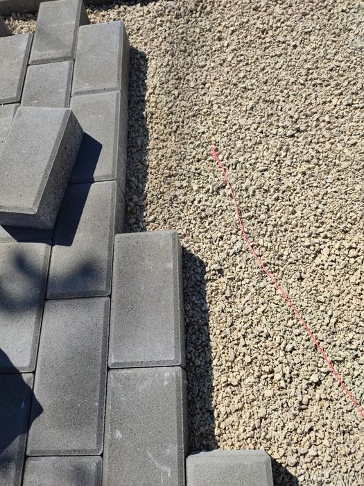 Układanie kostki brukowej obrzeży krawężnika